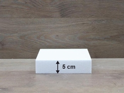 Square cake dummies with straight edges of 5 cm high