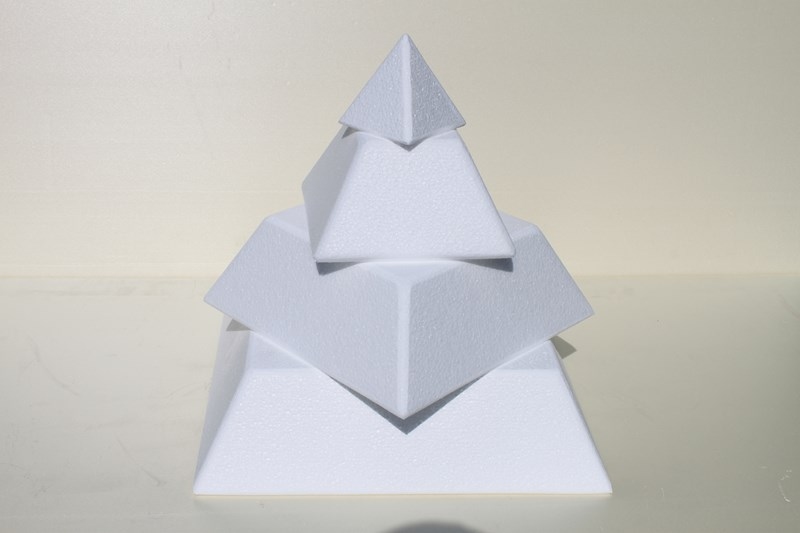 Pyramide Tortendummies mit Runde Kanten von 10 cm hoch